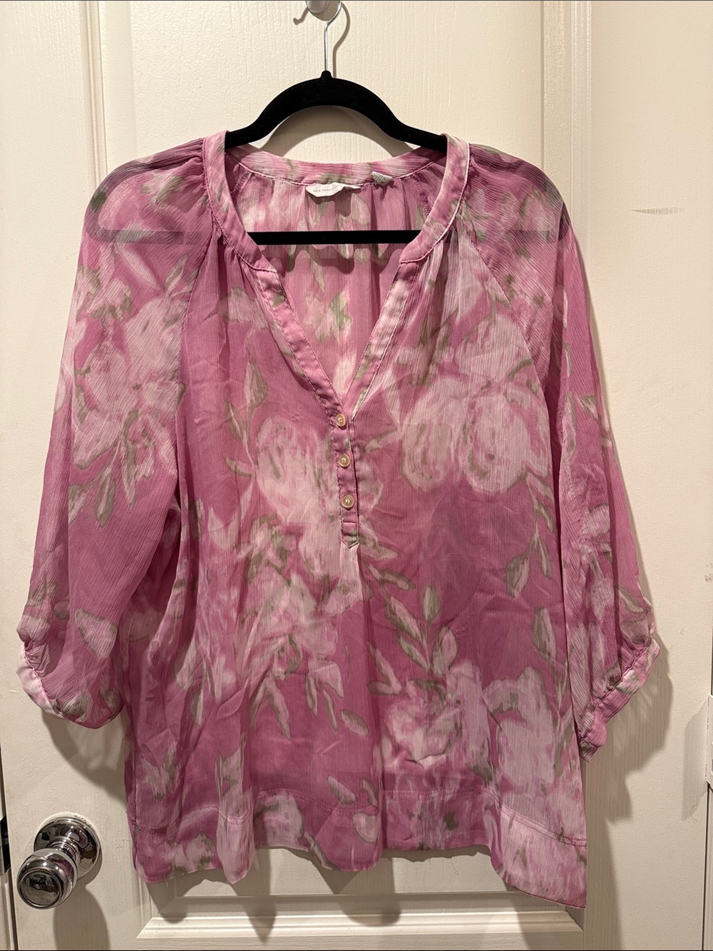 New York & Company Pink Floral V-Neck Button-Front Blouse